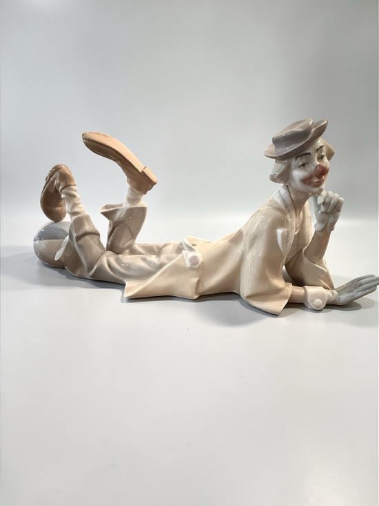 Lladro Other - Lladró Porcelain Clown with Ball Figurine #4618 Salvador Furió Spain - Retired